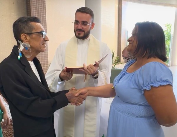 O casamento católico foi realizado na própria unidade da Secretaria da Saúde do Ceará (Sesa), em Limoeiro do Norte. — Foto: Joelton Barboza/SESA