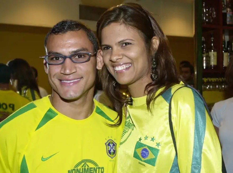 O pugilista brasileiro Acelino 'Popó' Freitas com sua então esposa, Eliana Guimarães, no restaurante Via Brasil em 2002 — Foto: Getty Images