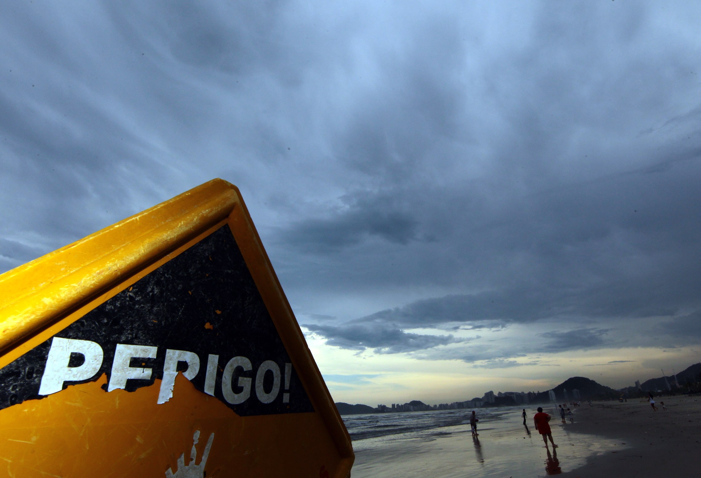 Temporais e rajadas acima de 75 km/h colocam Baixada Santista e Vale do Ribeira em alerta