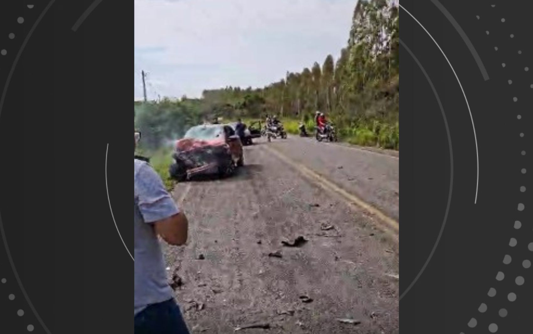 Batida entre carro e seis motos mata dois jovens e deixa oito feridos na Bahia