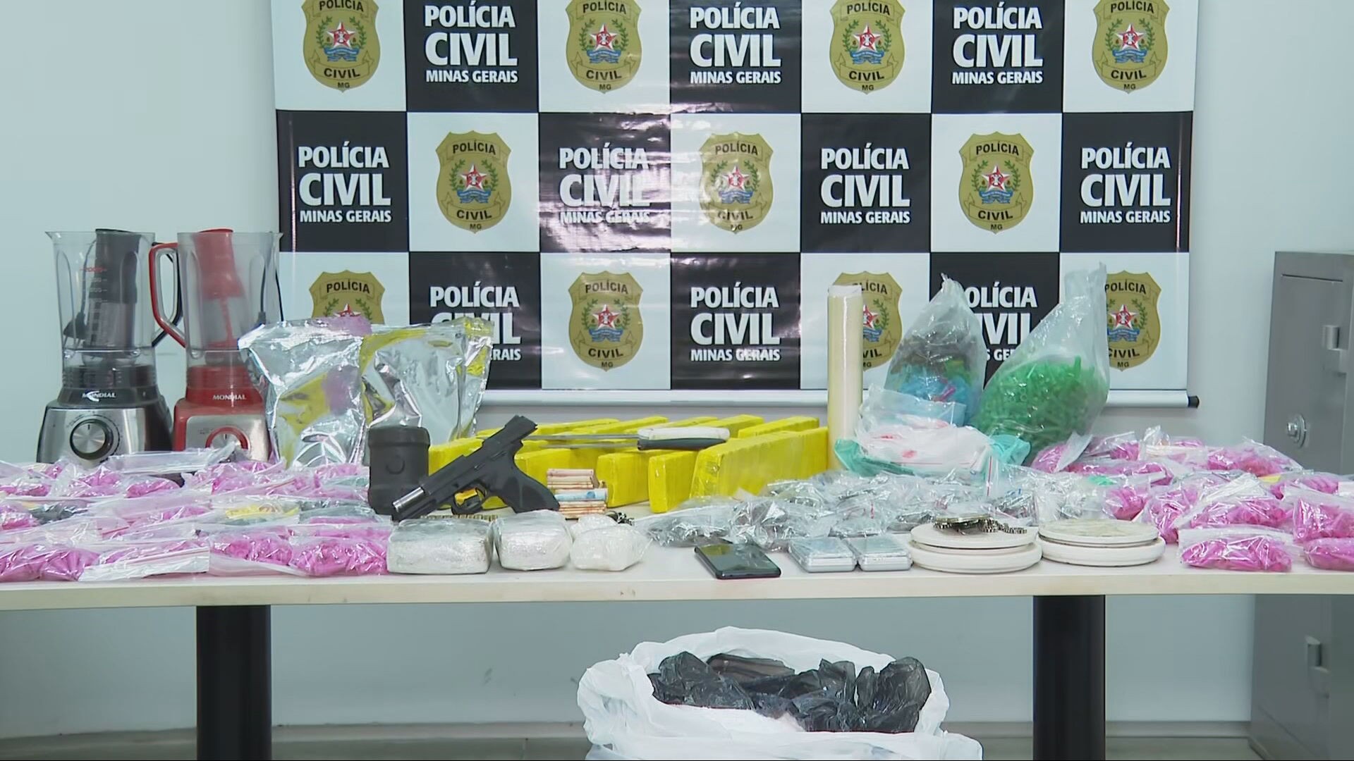 Homens são presos por tráfico e laboratório de drogas é desarticulado em BH