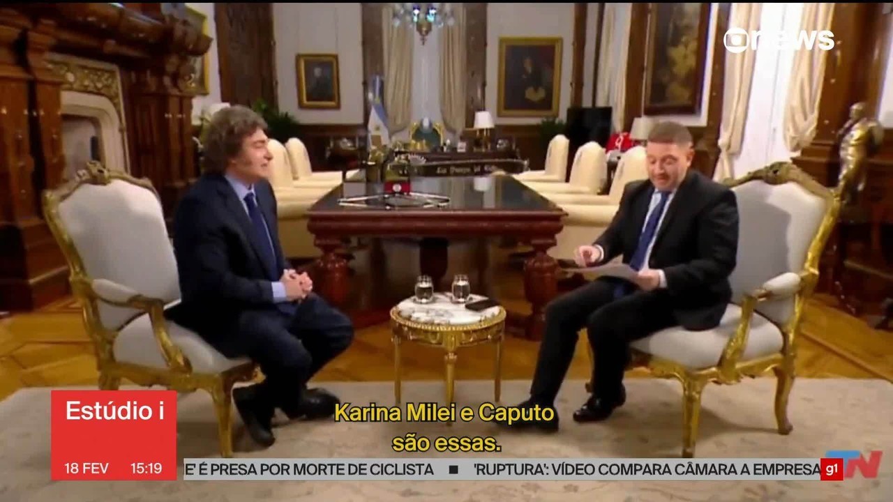 Na Flórida, Javier Milei se encontra com Elon Musk e dá motosserra de presente a bilionário