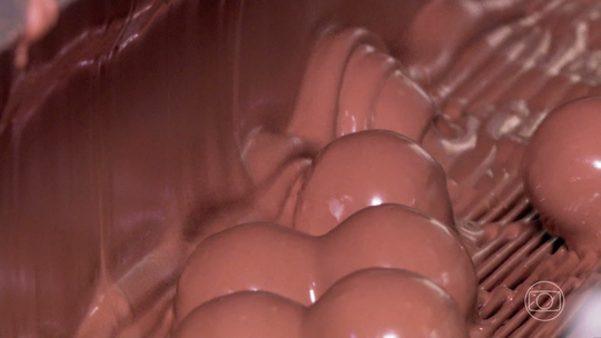 Senado aprova PL que altera quantidades mínimas de cacau para que um produto seja anunciado como chocolate - Programa: Bom Dia Brasil 