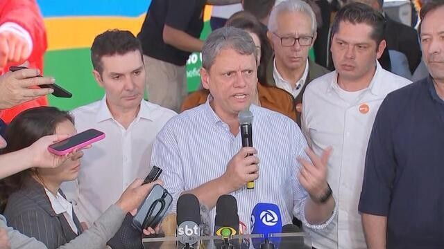 Governador Tarcísio de Freitas participa de entrega de casas em Itapetininga e promete novos leitos no Hospital Adib Jatene em Sorocaba