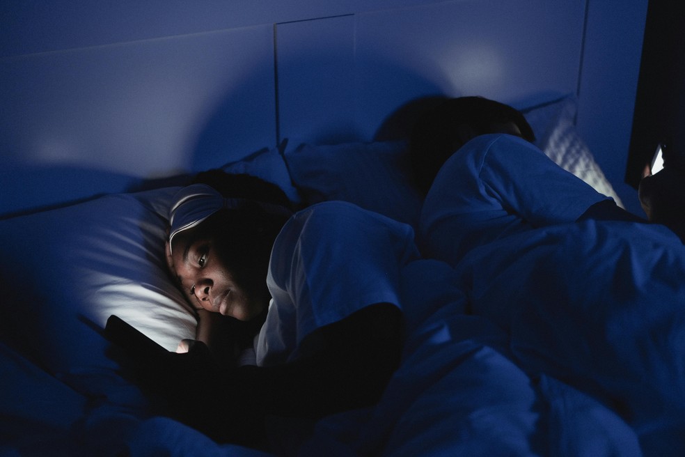 celular cama — Foto: Pexels