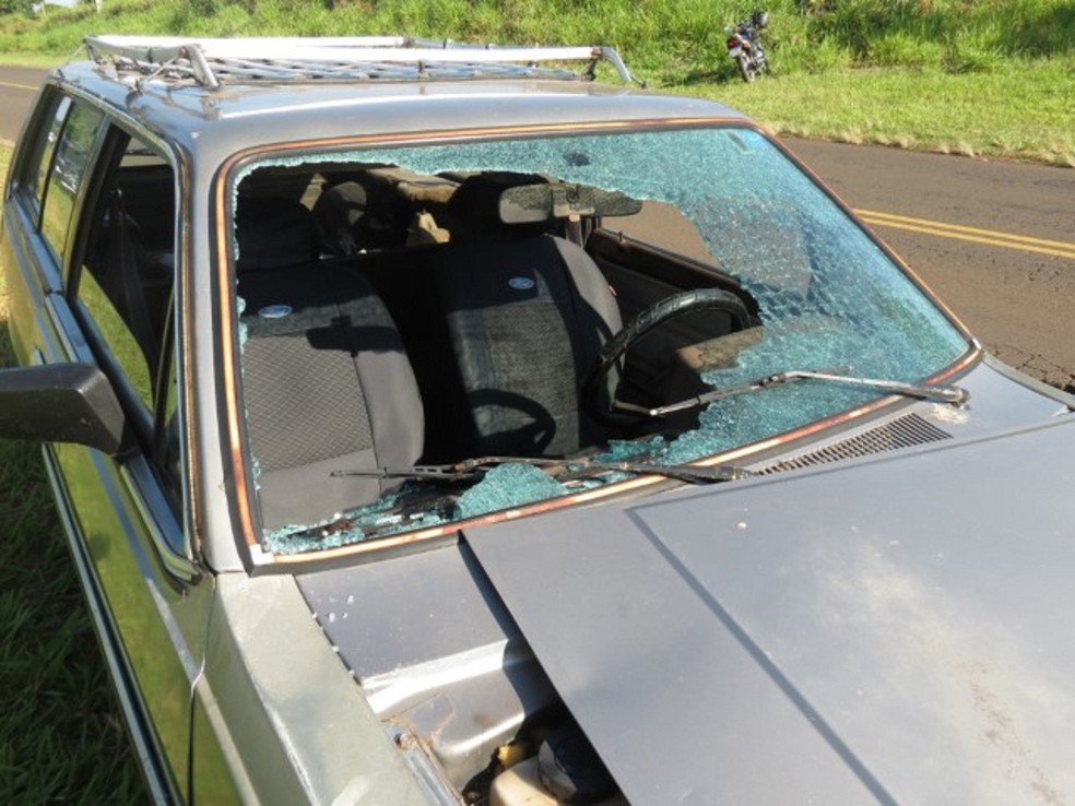 Mulher de 65 anos morre após carro bater em traseira de motocicleta, em Dracena (SP) — Foto: Jorge Zanoni