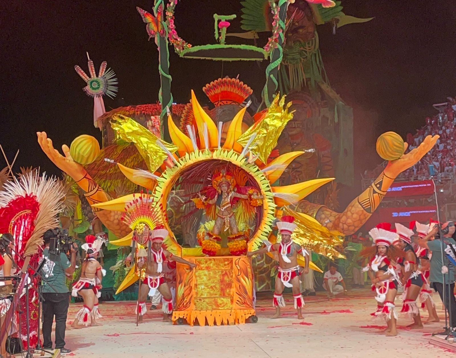 Isabelle Nogueira surge de alegoria e se transforma na 'Deusa Sol' durante terceira noite de Festival de Parintins 2026