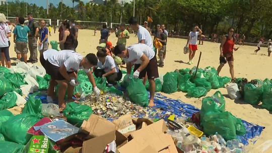 Voluntários recolhem mais de 480 kg de lixo em praia do Rio