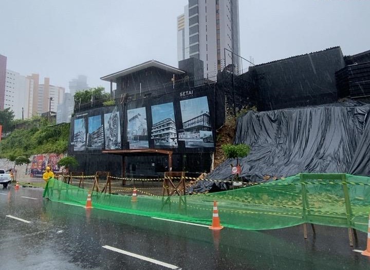Interdição altera trânsito e desativa parada de ônibus na Avenida Epitácio Pessoa, em João Pessoa