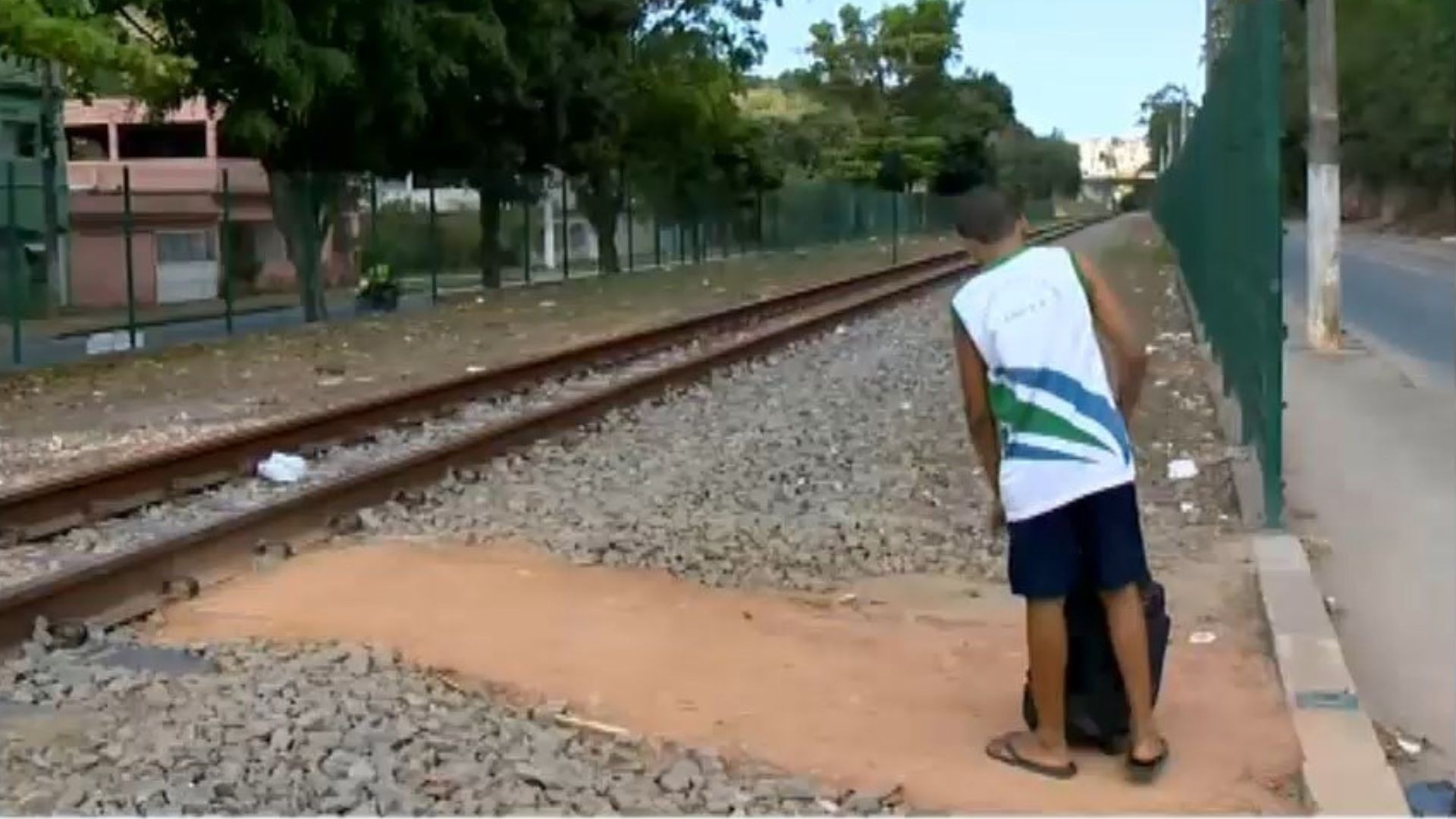 VÍDEO: adolescente é atropelada por trem a caminho da escola em Cariacica
