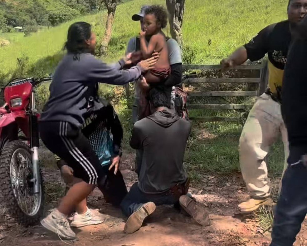 Alice Maciel Lacerda Lisboa, de 4 anos, nos braços de familiares logo após ser encontrada, depois de passar três dias desaparecida em Jeceaba — Foto: Divulgação/Corpo de Bombeiros