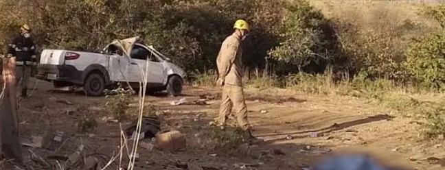 Picape fica parcialmente destruda aps sair da pista e capotar na GO-446, em Posse, Gois  Foto: Divulgao/Corpo de Bombeiros
