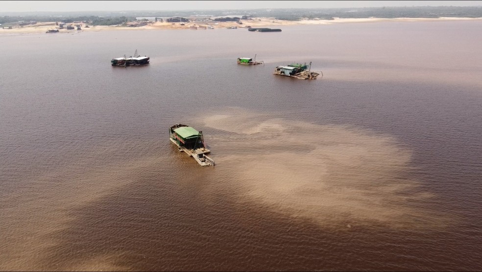 Dragas no Rio Negro, dentro da região metropolitana de Manaus. — Foto: Alexandro Pereira, da Rede Amazônica