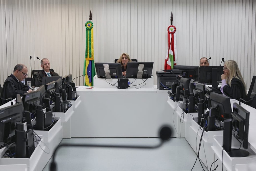 Sessão de julgamento na 5 ª Câmera Criminal do TJSC — Foto: Cristiano Estrela NCI/TJSC