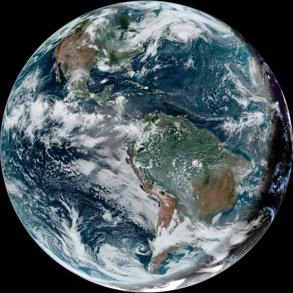 Imagem de satélite do NOAA em 19 de agosto mostra fumaça na América do Sul — Foto: NOAA via BBC