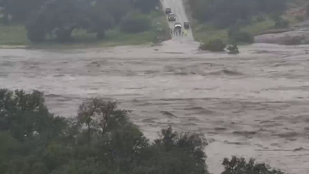 Imagem mostra o rio Llano e a ponte Kingsland inundados no Texas — Foto: @robertivey77 via Instagram/Reuters