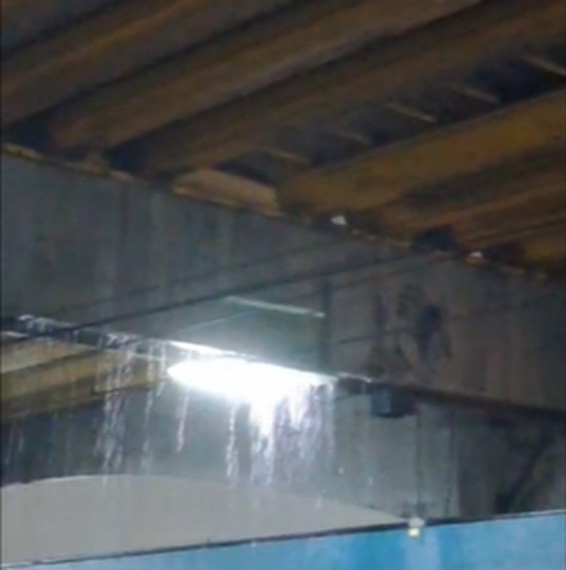 Chuva forte deixa ruas e avenidas alagadas e 'cascatas' se formam em estação de metrô; VÍDEO