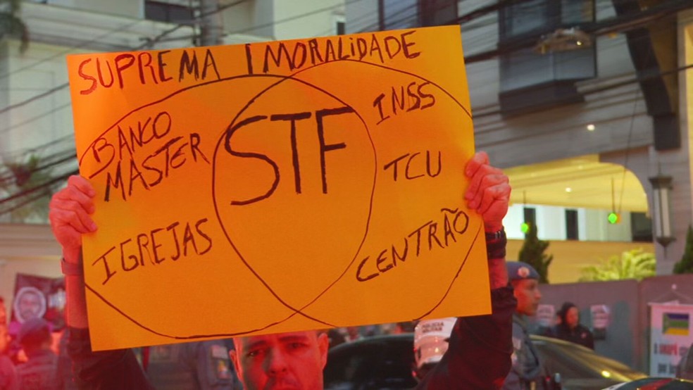 Manifestantes pedem transparência em investigação no caso do Banco Master — Foto: GloboNews