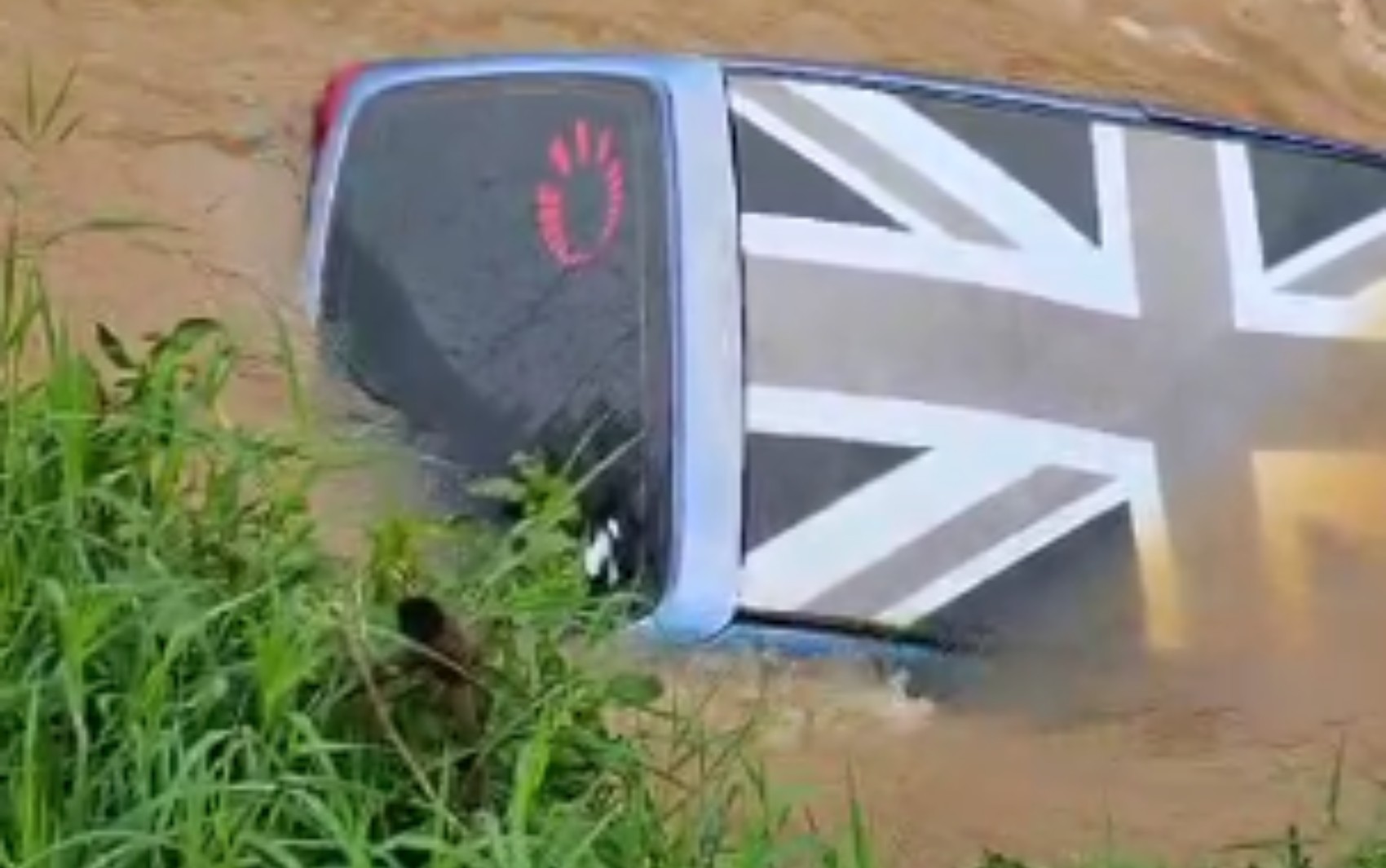 Mulher é encontrada morta após carro cair em córrego durante chuva em Muzambinho, MG