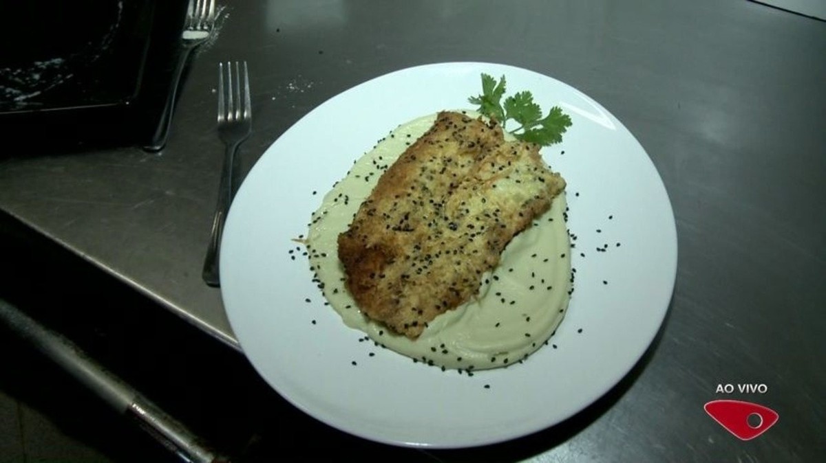 Chef de cozinha do ES ensina receita de tilápia empanada com gergelim