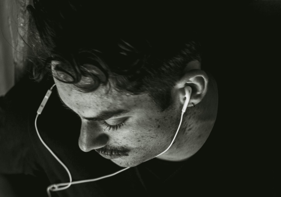 Jovens também estão resgatando fones de ouvido com fio. — Foto: Unsplash/Anh Tuan Thomas