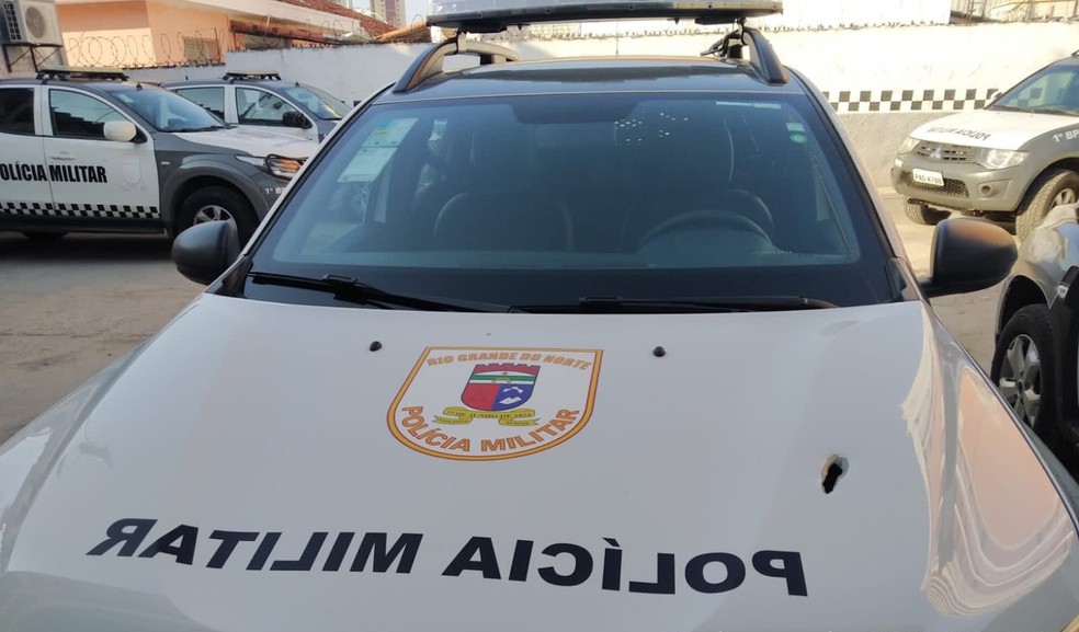 Viatura da PM atingida por tiro durante perseguição policial em Natal — Foto: PM/Cedida