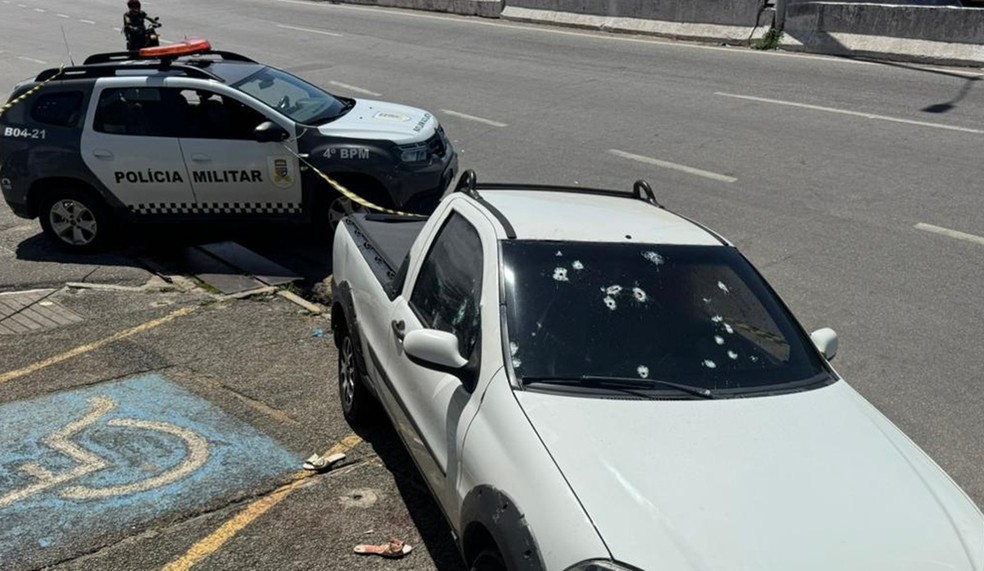Carro crivado de balas após tiroteio entre policiais e suspeitos em Natal — Foto: Sérgio Henrique Santos/Inter TV Cabugi
