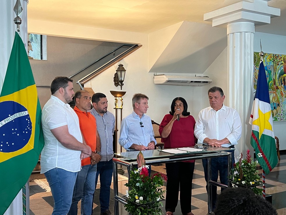 Governador de Roraima, Antonio Denarium, ao lado de parlamentares ao anunciar decreto de emergência após morte se bois em todo estado — Foto: Caíque Rodrigues/g1 RR