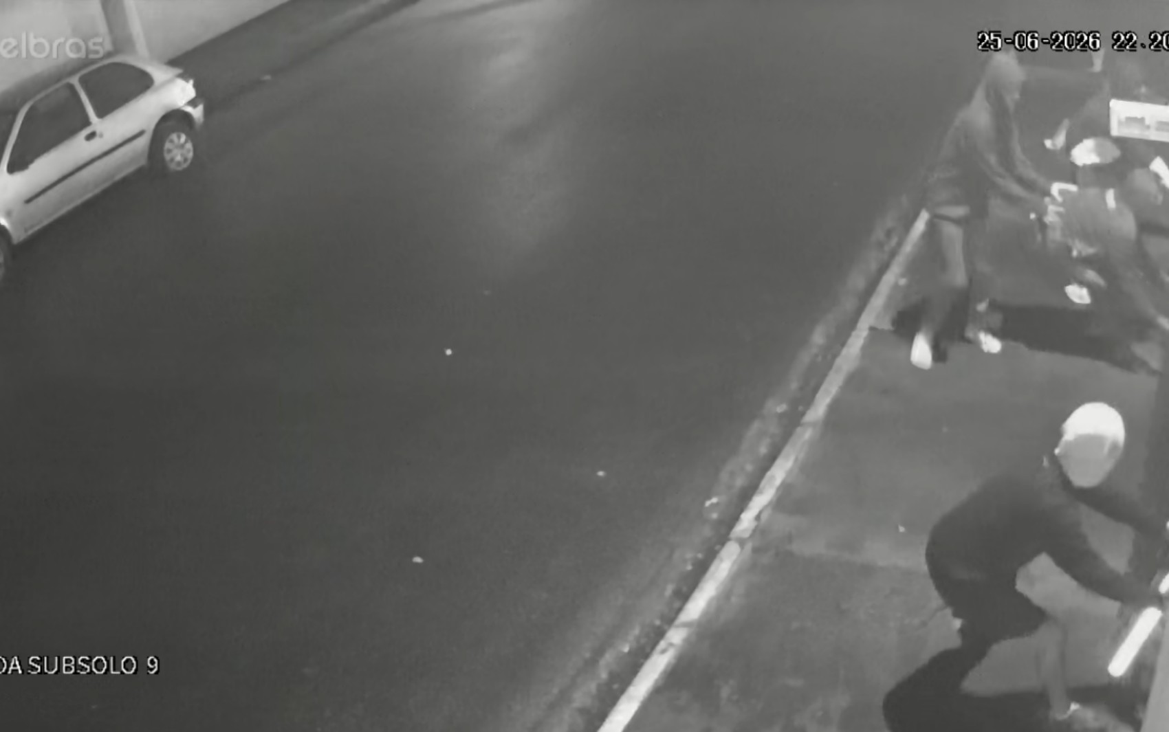 Vídeo: adolescentes invadem garagem de prédio e furtam bikes em Ribeirão Preto, SP