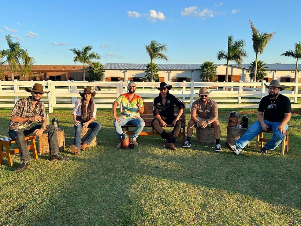 Da esquerda: Luan Pereira, Ana Castela, Us Agroboy e Léo e Raphael em gravação do 'Fazendinha Sessions', que Ana chama de 'Poesia Acústica dos brutos' — Foto: Divulgação