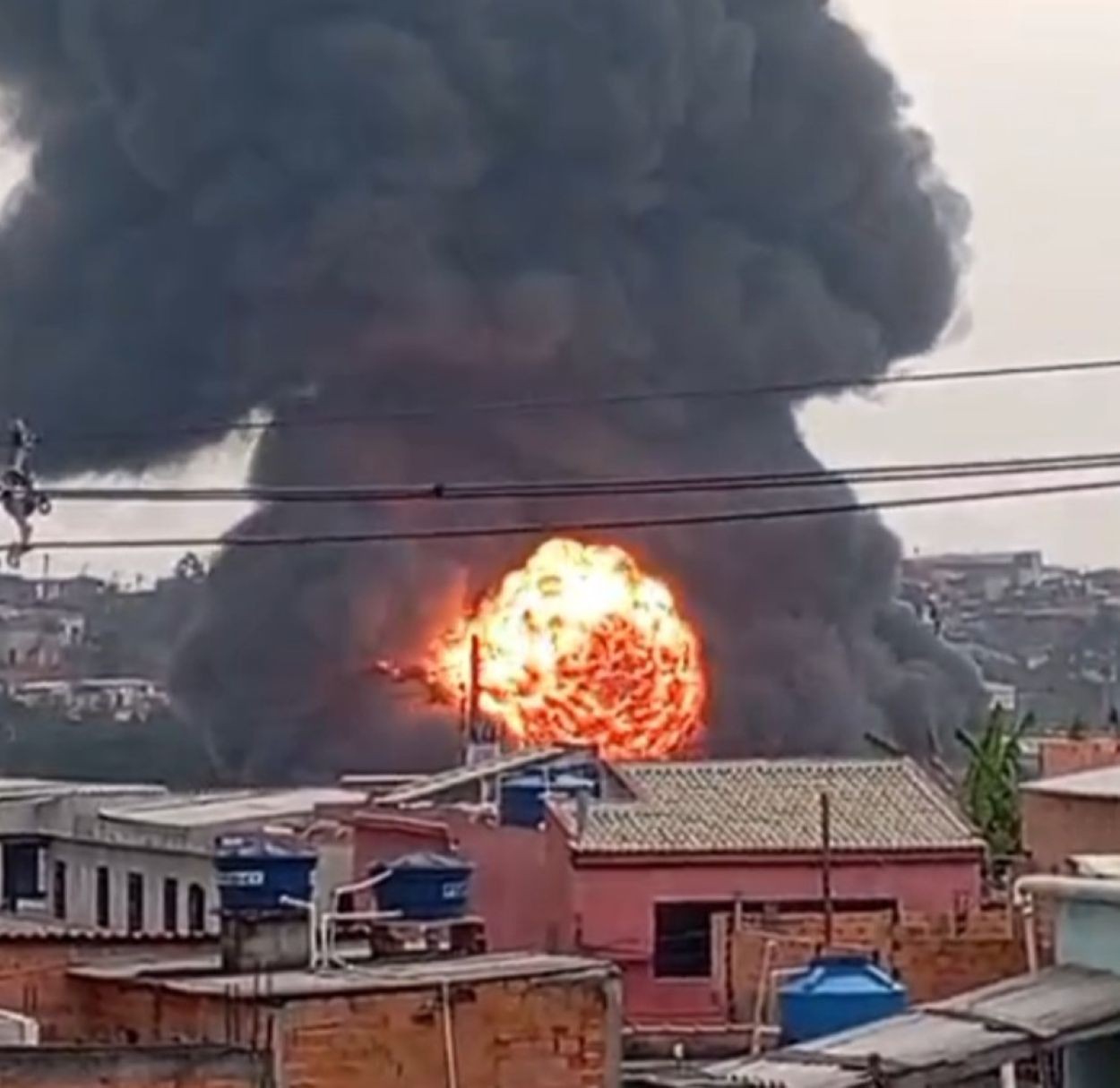 Incêndio de grandes proporções atinge indústria química em Itaquaquecetuba