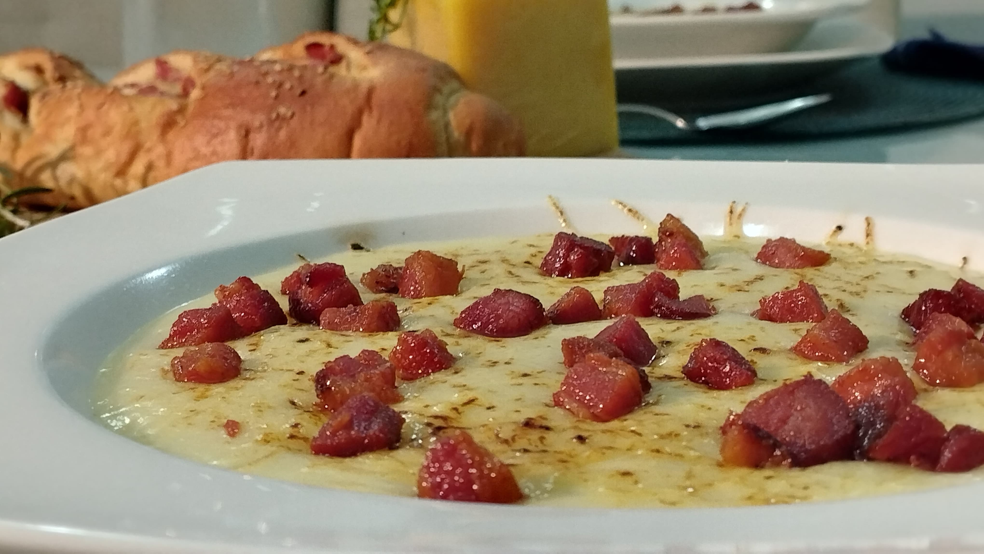 Acompanhado de queijos Minas e parmesão ralado, aprenda a preparar Creme de Batata com Crocante de Bacon