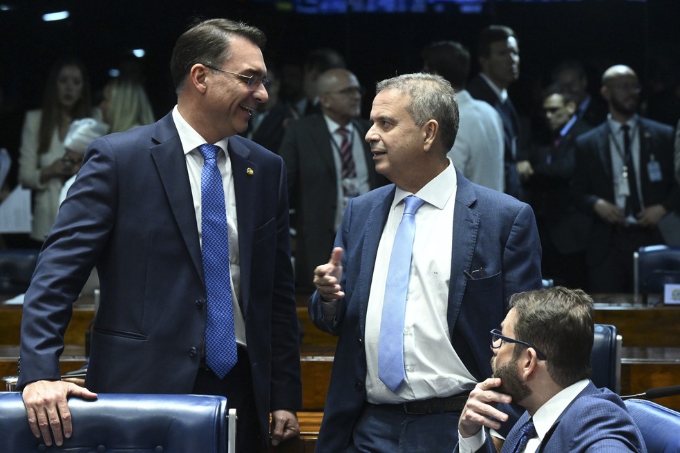 Os senadores Flávio Bolsonaro (PL-RJ) e Rogerio Marinho (PL-RN) em sessão no Senado, em dezembro de 2025. — Foto: Carlos Moura/Agência Senado