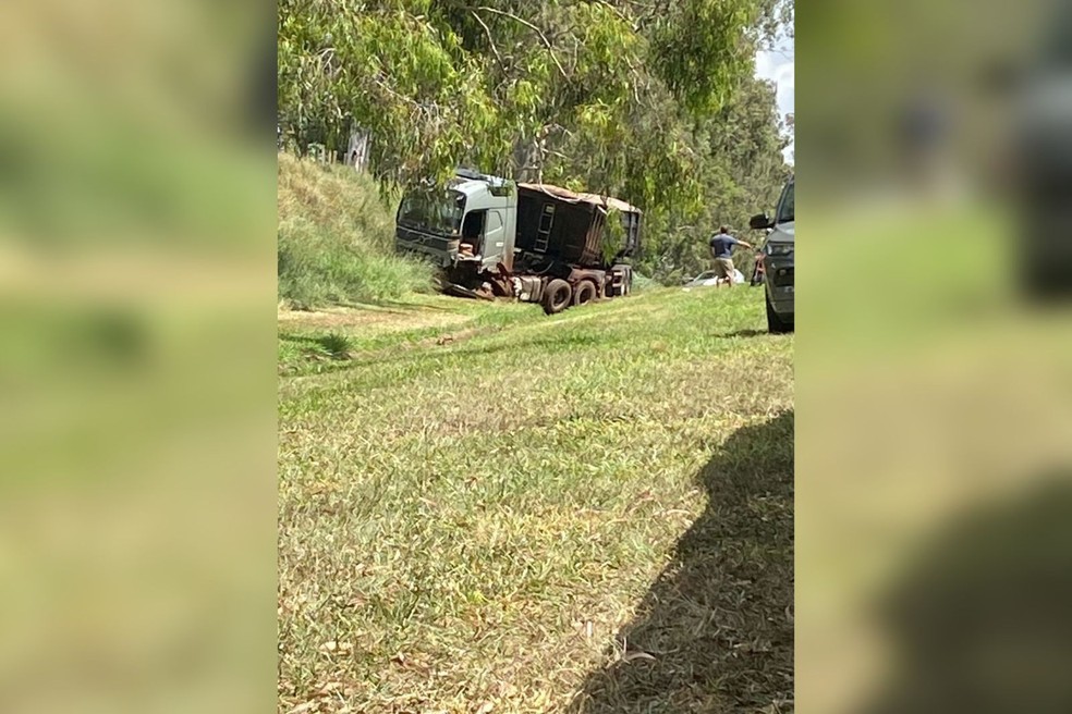 Motorista de carreta não ficou ferido — Foto: A Voz do Vale