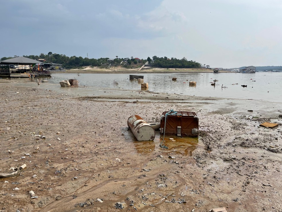 Mar de lixo e lama dá lugar ao que antes era o rio Tarumã-Açu. — Foto: Matheus Castro/g1