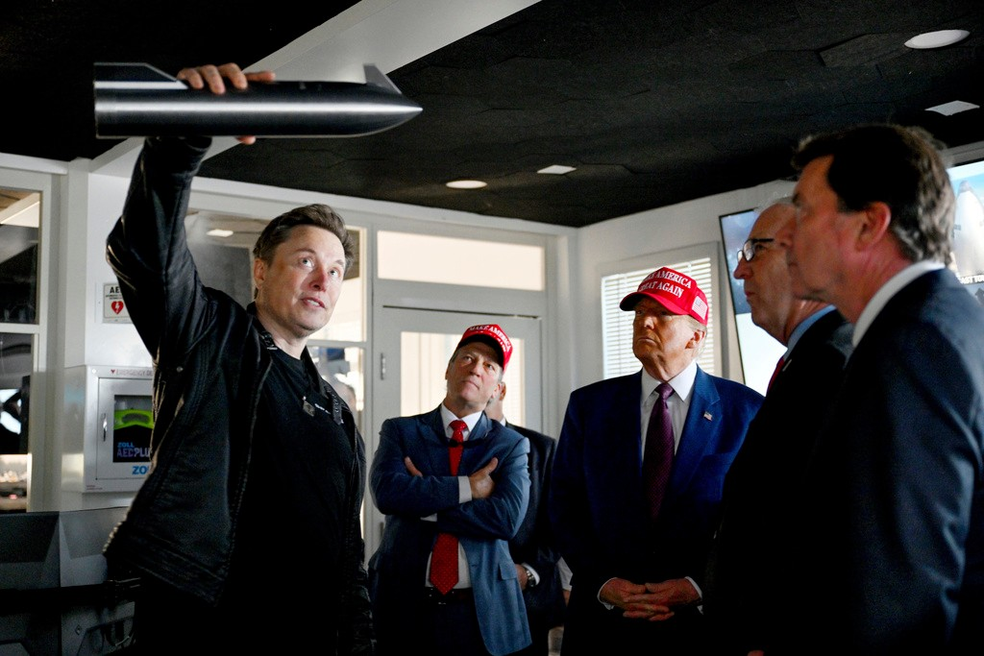 Presidente eleito dos EUA, Donald Trump, acompanhou lançamento da Starship junto com o bilionário Elon Musk, na base aérea da SpaceX — Foto: Brandon Bell/Pool via AP