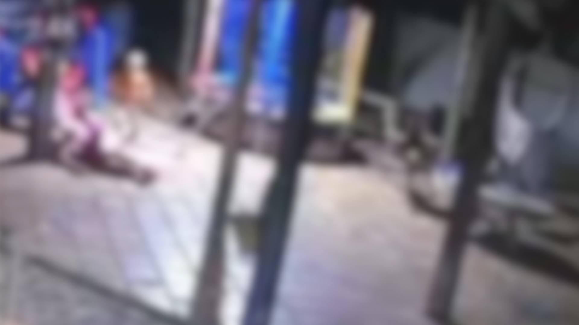Criança de 2 anos pega arma do pai em cima da mesa, atira e mata a mãe em MS