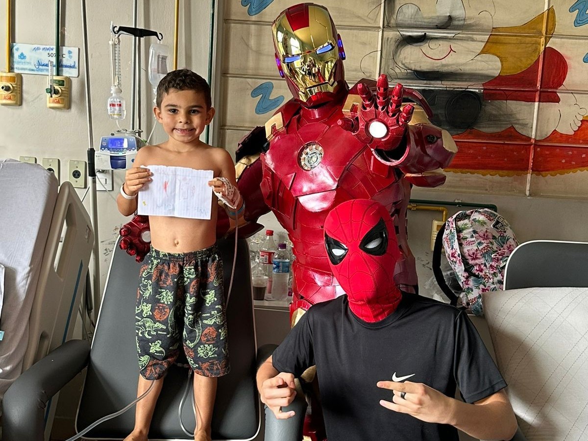 Da farda à fantasia: 'Homem de Ferro' voluntário leva alegria a pacientes em hospital de Divinópolis