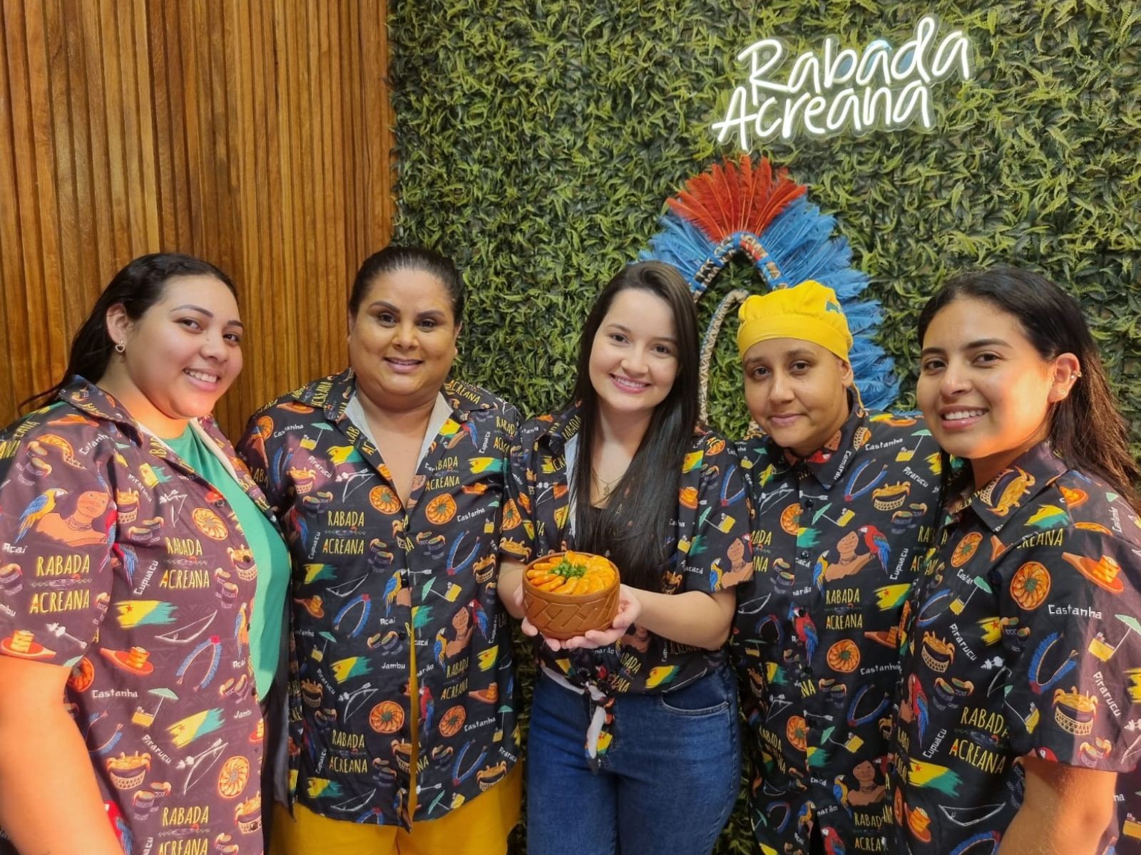 Do delivery ao restaurante: mãe e filha transformam sabores regionais em espaço com decoração inspirada nos povos indígenas