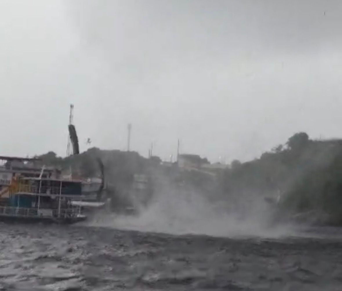 Redemoinho se forma no Rio Negro e destrói parte de barco durante forte chuva em Manaus; VÍDEO