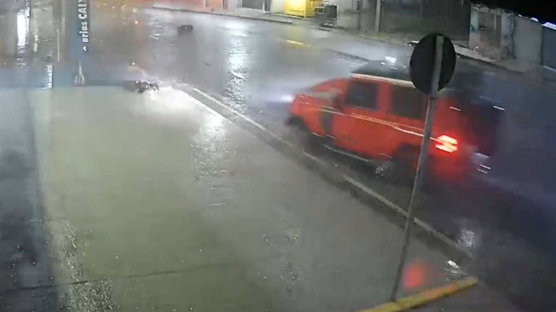VÍDEO: Carro invade farmácia em São Miguel do Guamá, no PA, e motorista foge sem um dos pneus