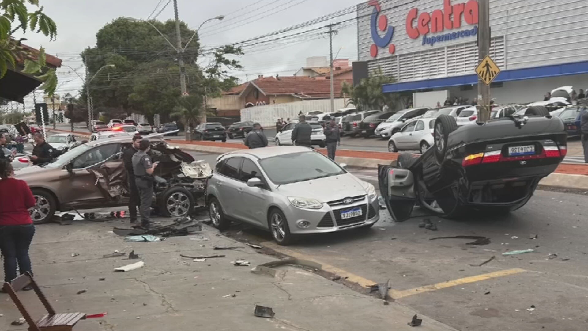 Veículo desgovernado bate em carros estacionados, capota e por pouco não atinge pedestres em Botucatu