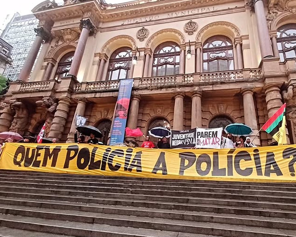 Protesto contra a violência policial em frente ao Theatro Municipal de SP nesta quinta (5) — Foto: Reprodução/Frente Povo Sem Medo