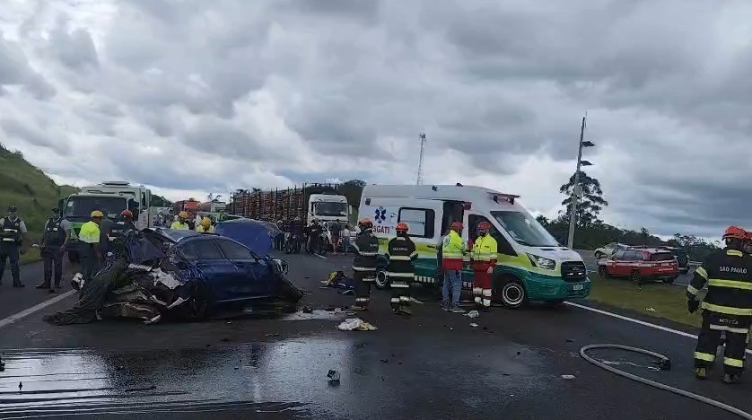 Motorista morre e passageira fica ferida em capotamento na Carvalho Pinto, em Jacareí 