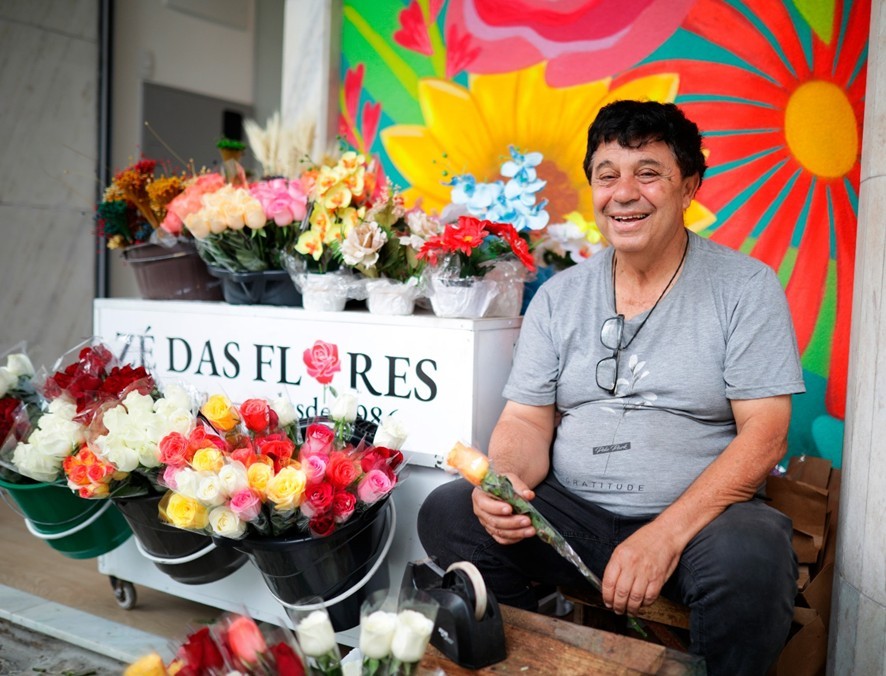 Dos trilhos às flores: conheça o florista que há quase 40 anos trabalha no Centro de Juiz de Fora 