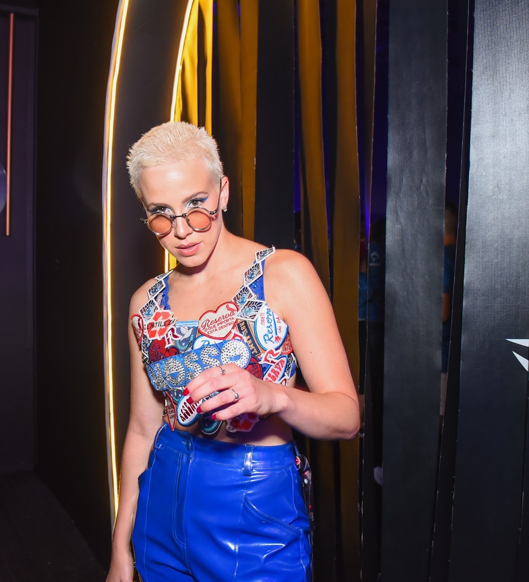 Famosos curtem segundo dia de desfiles do Grupo Especial no Rio; FOTOS | G1