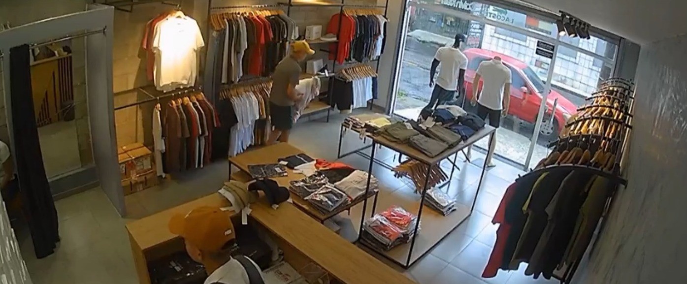 VÍDEO: Loja de roupas é assaltada em Belém; criminosos fogem com funcionária como refém