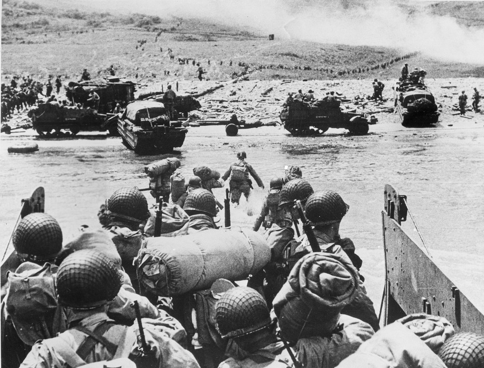 Soldados aliados chegam à Normandia no Dia D da 2ª Guerra Mundial, em 6 de junho de 1944. — Foto: AP Photo
