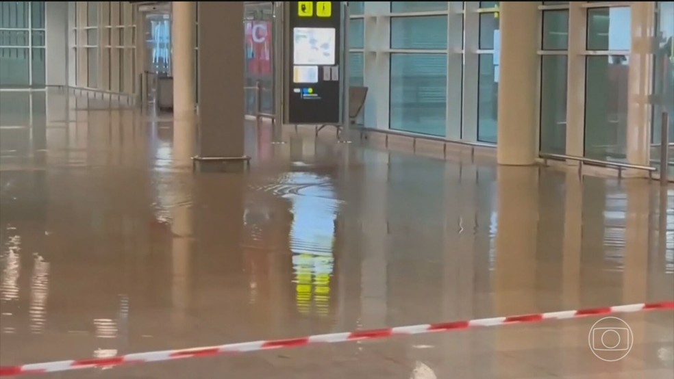 Aeroporto El Prat de Barcelona alagado — Foto: Reprodução/TV Globo