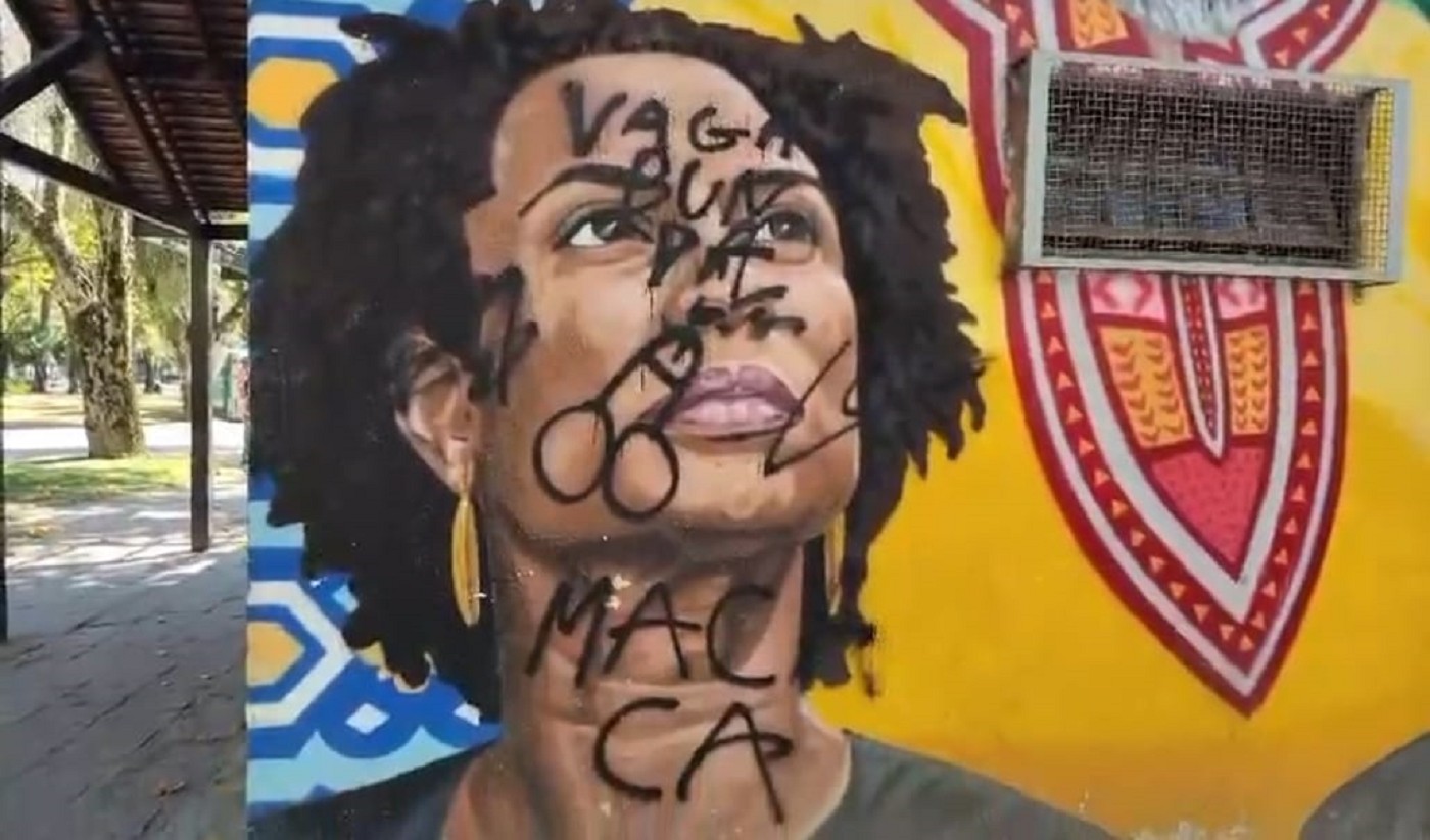 Pintura de Marielle Franco é pichada com palavra de conotação racista e desenho obsceno em Petrópolis